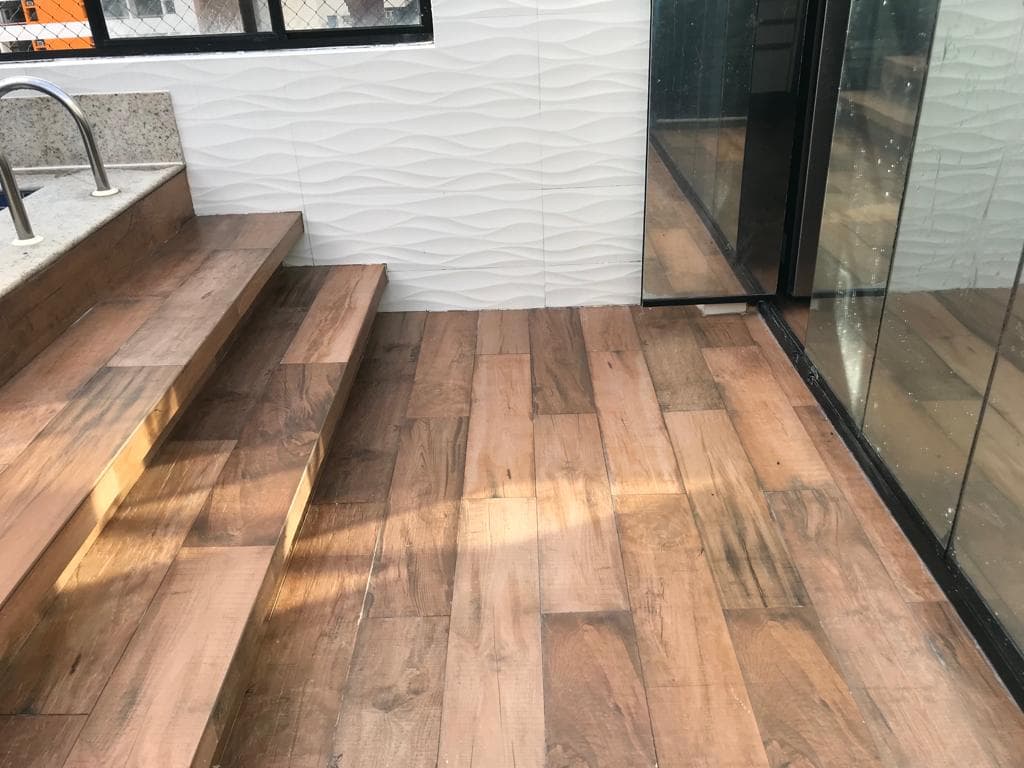 Escada em porcelanato amadeirado